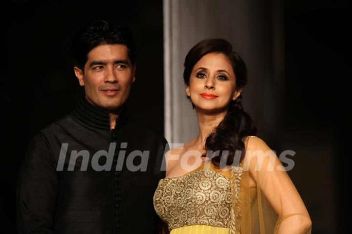 Urmila Matondkar walks the ramp for Manish Malhotra at LFW 2013