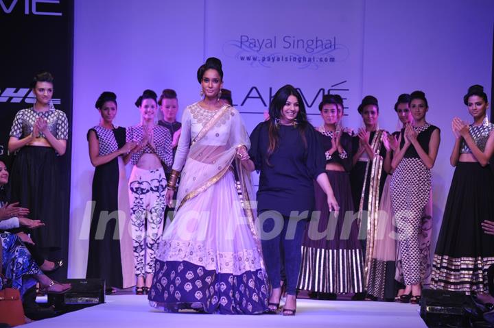 Lisa Haydon with Payal Singhal at LFW 2013