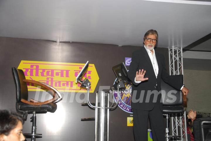 Amitabh Bachchan flags off the 'Hot Seat Aapke Shehar' Van