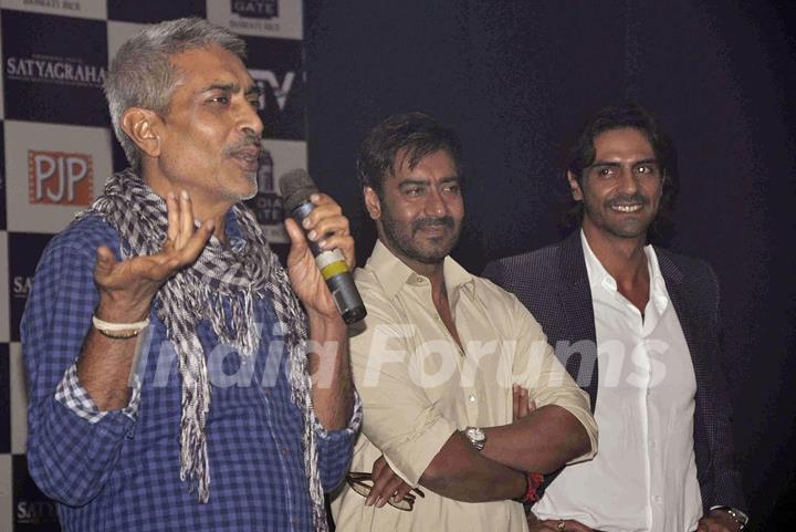 Prakash Jha, Ajay Devgn and Arjun Rampal at Satyagraha movie team during the promotion