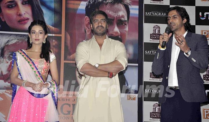 Amrita Rao, Ajay Devgn and Arjun Rampal at Satyagraha movie team during the promotion