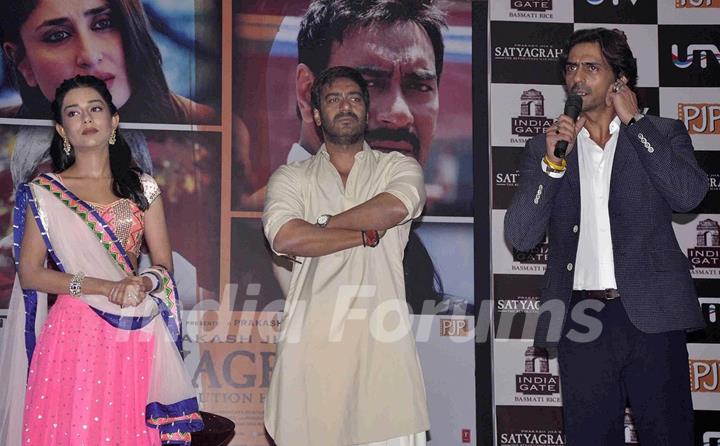 Amrita Rao, Ajay Devgn and Arjun Rampal at Satyagraha movie team during the promotion