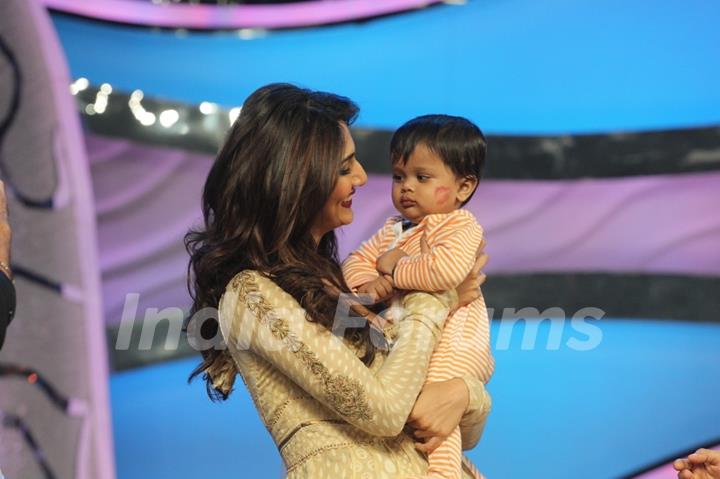 Vani plays with Sharddha's kid on DID Super Moms