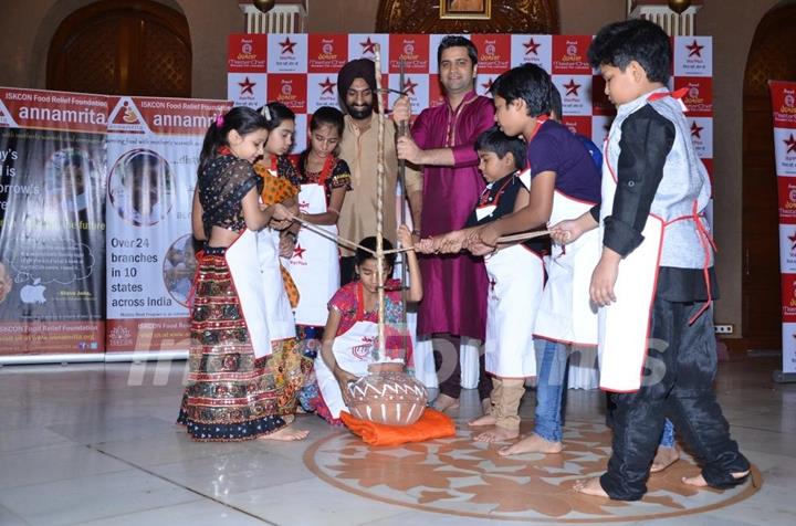 Chef Vikas Khanna,Chef Kunal Kapoor,Chef Jolly with the contestants preparing makhan for Lord Krishn