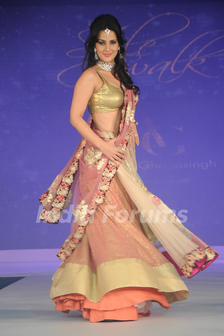 Tulip Joshi walks the ramp at Glamour Style Walk