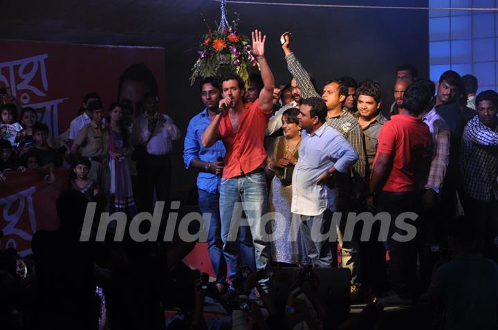 Hrithik Roshan cheers the crowd at Dahi Handi celebrations