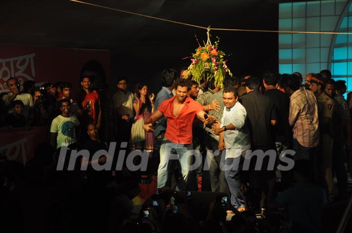 Hrithik Roshan performs for his fans at Dahi Handi celebrations