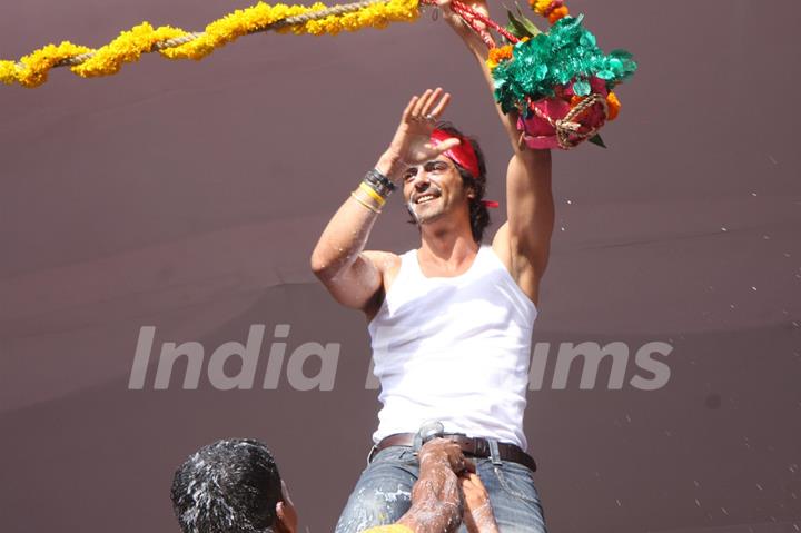 Arjun Rampal waves to the crowd at the Dahi Handi celebrations