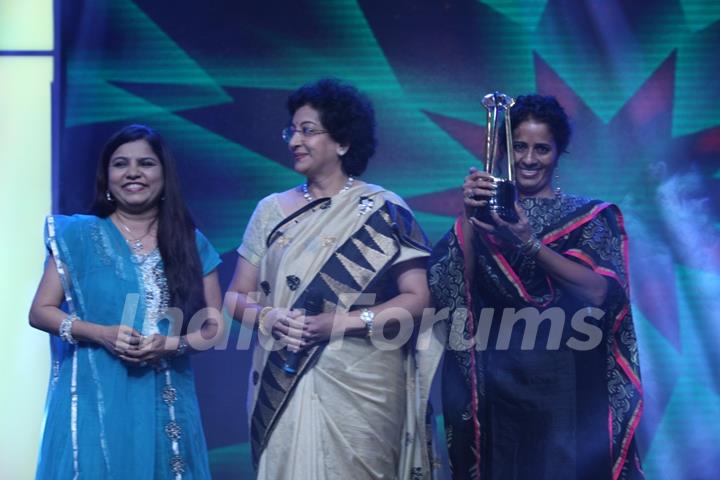 Sadna Sargam, Padmaja Pehnani & Hamsika Iyer, winner of Big Entertaining Singer of the Year