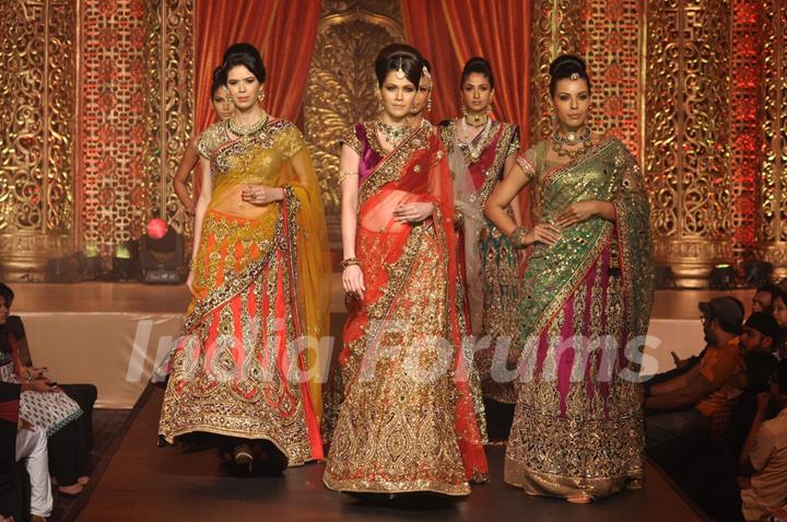 Vikram Phadnis Showcases His Bridal Couture