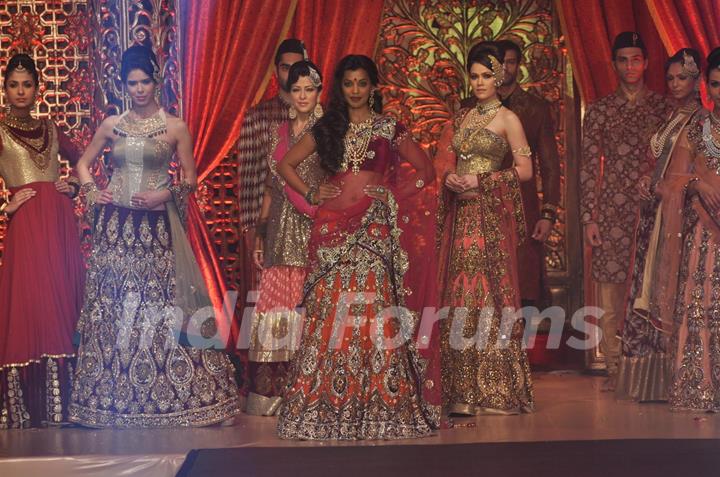 Vikram Phadnis Showcases His Bridal Couture