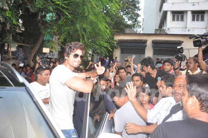 Shahid Kapoor waves out to his fans at Enigma 2013