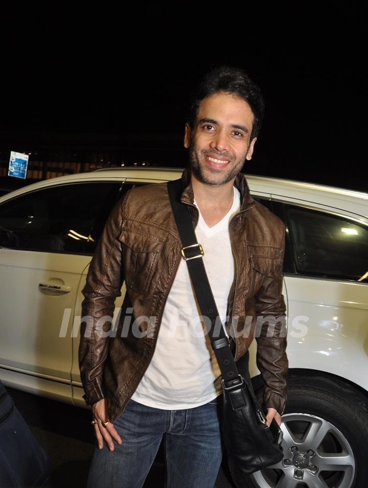 Tusshar Kapoor snapped at Mumbai Airport leaving for SAIFTA