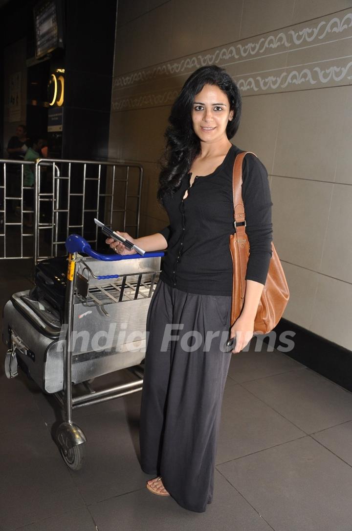 Mona Singh at Mumbai Airport leaving for SAIFTA