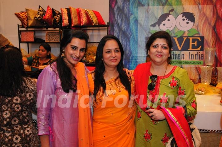 Mana Shetty with Smita and Sharmila Thackerey at Araaish Trousseau - a fund raising exhibition