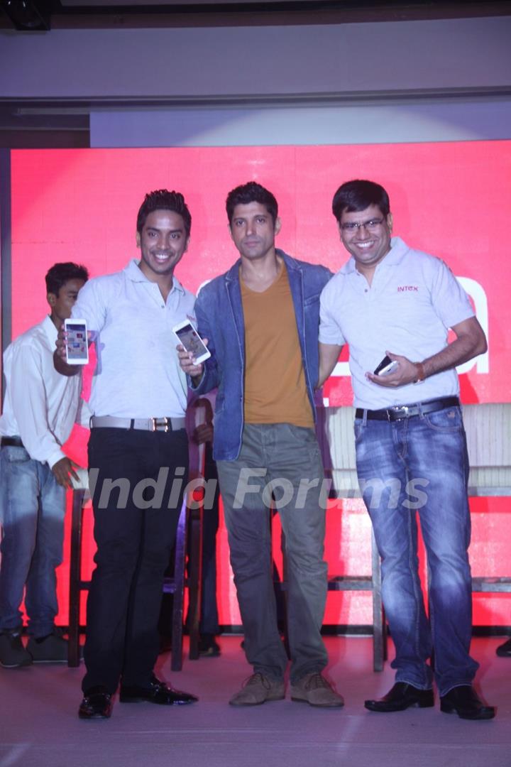 Farhan Akhtar at the launch of Intex Aqua i7