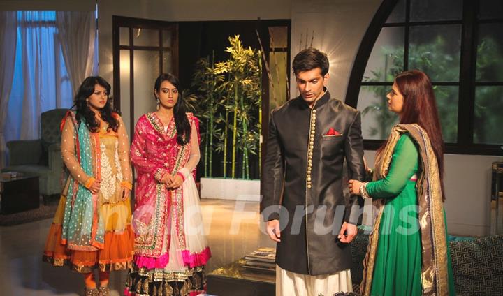 Karan Singh Grover along with Qubool hai cast