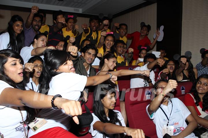 Aditi Rao Hydari, Shiv Pandit, and the students at Mithibai College do the 'Boss' punch