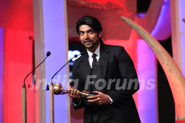 Gurmeet Chowdhary receiving the best television actor at the SAIFTA award ceremony