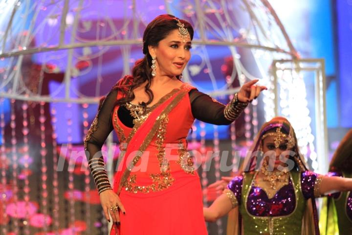 Madhuri Dixit performing at the SAIFTA Award ceremony