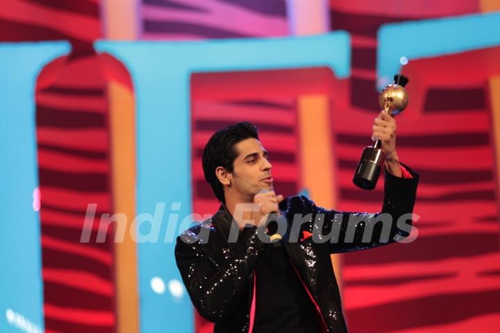 Siddharth Malhotra receiveing an award at SAIFTA