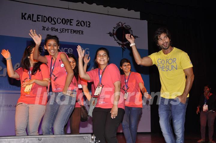 Shahid Kapoor performs with the students at Kaleidoscope 2013