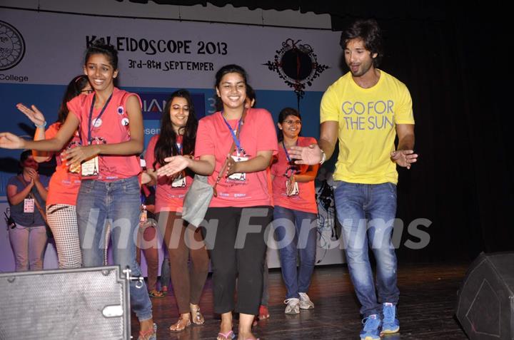 Shahid Kapoor performs with the students at Kaleidoscope 2013