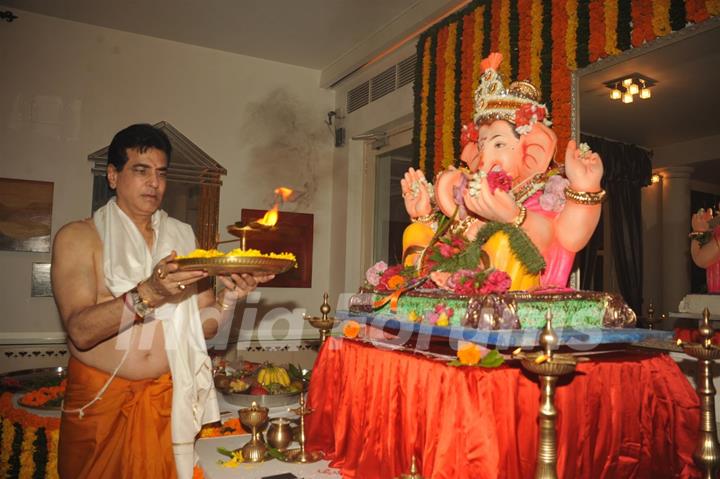 Jeetendra performs the aarti for Lord Ganesha
