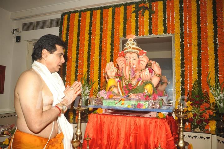 Jeetendra seeks blessings from Lord Ganesha