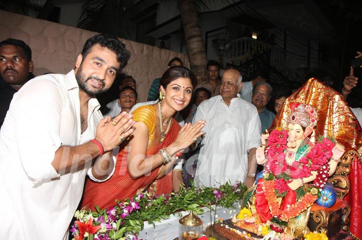 Shilpa Shetty and Raj Kundra seek blessings from Lord Ganesha