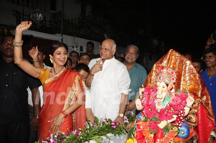 Shilpa Shetty dances during Ganpati Visarjan