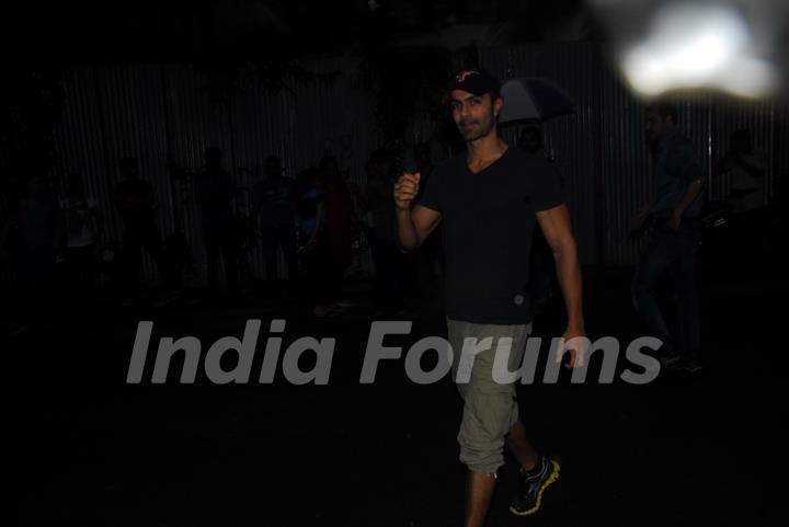 Ashmit Patel arrives for Salman Khan's Ganpati Visarjan