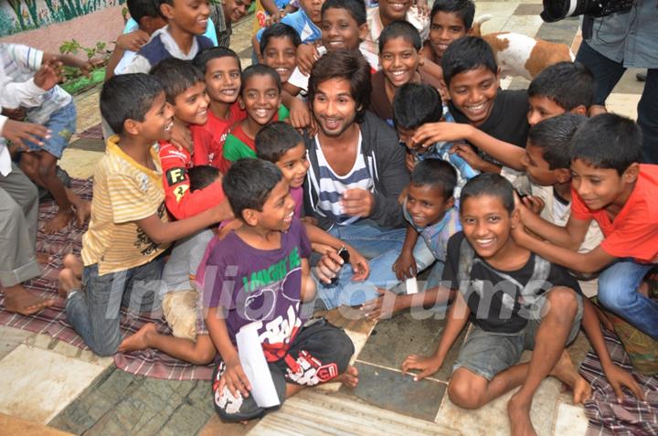 Shahid Kapoor with the NGO kids