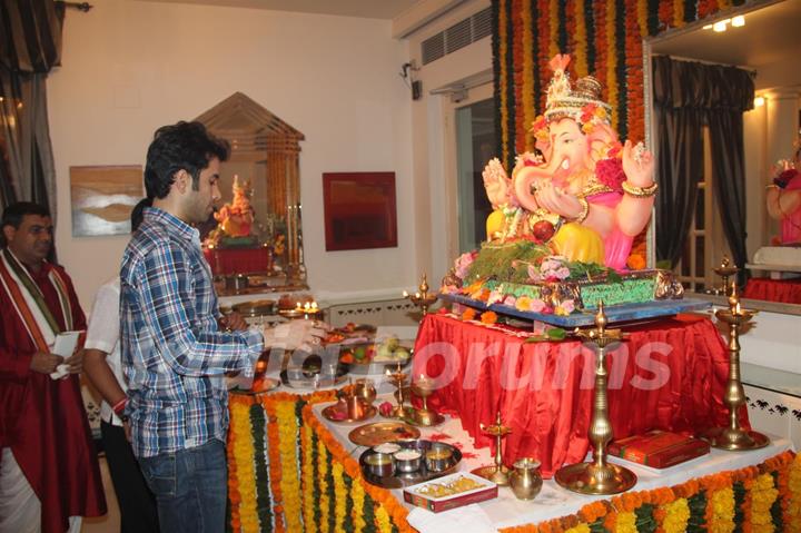 Tusshar Kapoor performs an aarti for Lord Ganesha