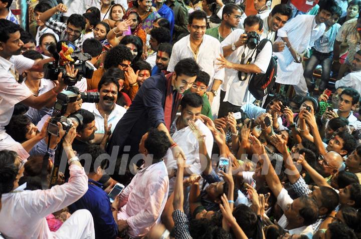 Ranbir greets his fans at LALBAGHCHA RAJA