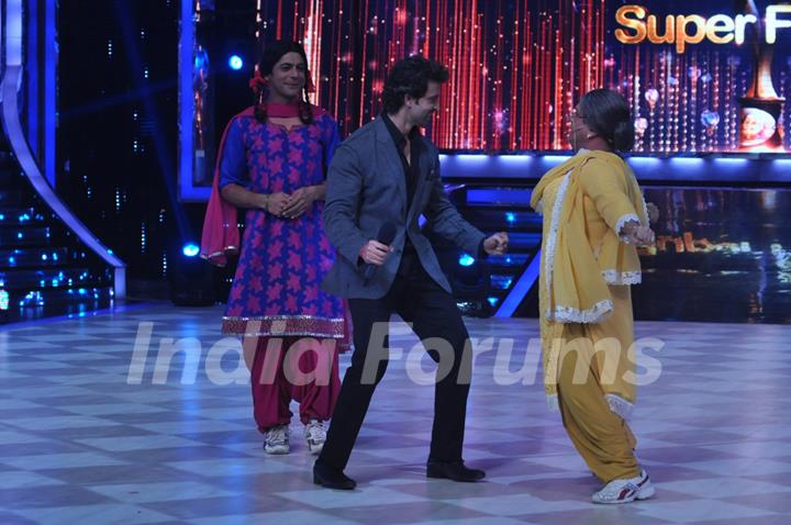 Hrithik performs with Sunil Grover and Ali Asgar on Jhalak Dikhhla Jaa Super Finale