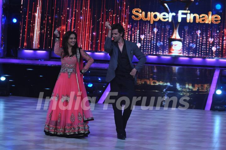 Hrithik performs with Madhuri Dixit on Jhalak Dikhhla Jaa Super Finale