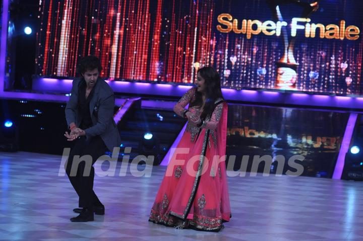 Hrithik performs with Madhuri Dixit on Jhalak Dikhhla Jaa Super Finale