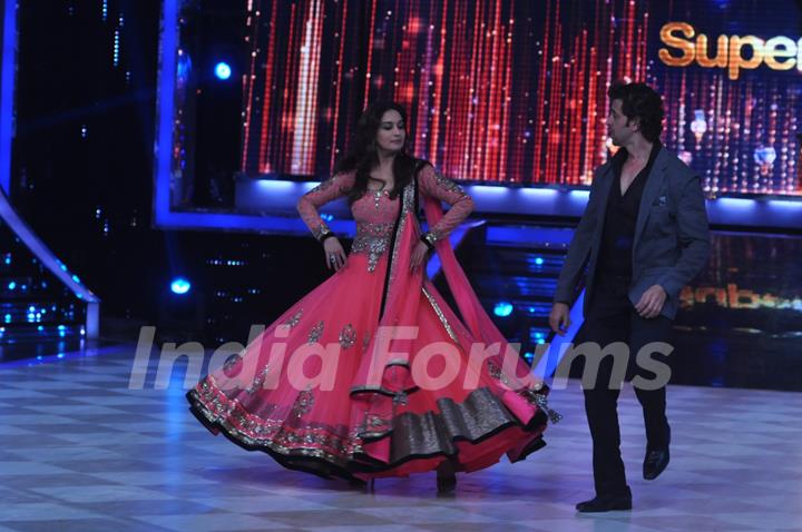 Hrithik performs with Madhuri Dixit on Jhalak Dikhhla Jaa Super Finale
