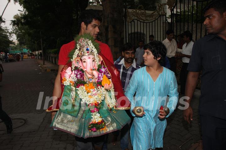 Akshay Kumar's son Aarav does the Ganesh visarjan