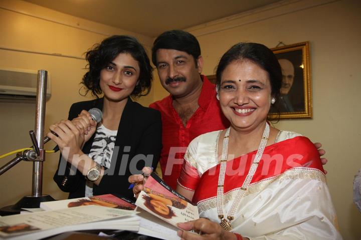 Ragini, Manoj Tiwari and Kamini Khanna at the Launch of the book