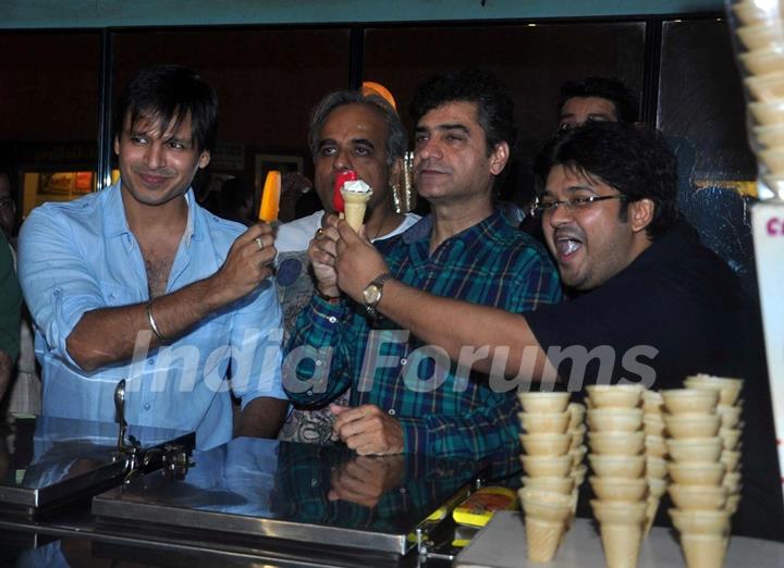 Vivek Oberoi with the Grand Masti team visited Gaeity Galaxy Cinema Halls