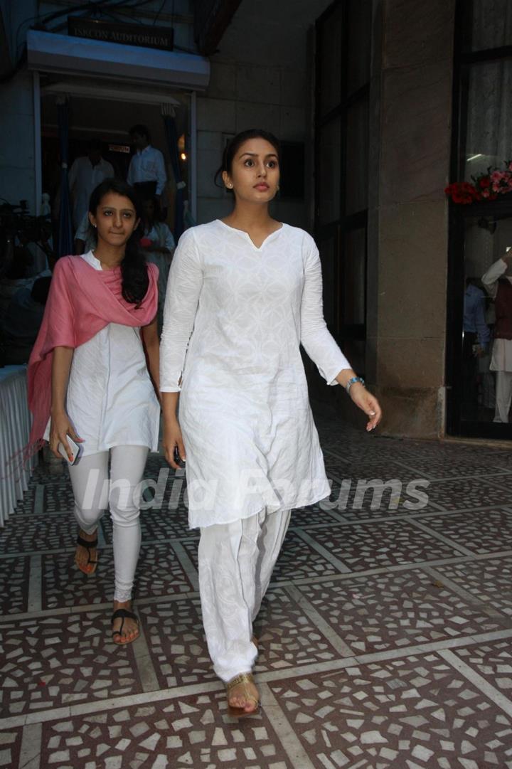 Huma Qureshi leaves from the prayer meet of Madhuri Dixit's father