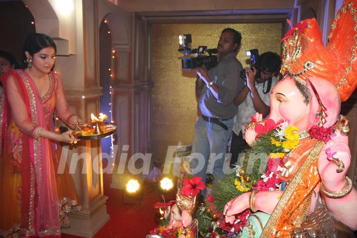 Divya Khosla performs an aarti at the Satynarayan Mahapooja at T-Series