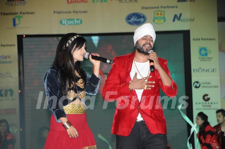 Shibani Kashyap and Ram Gulati perform at the Global India 2013 awards