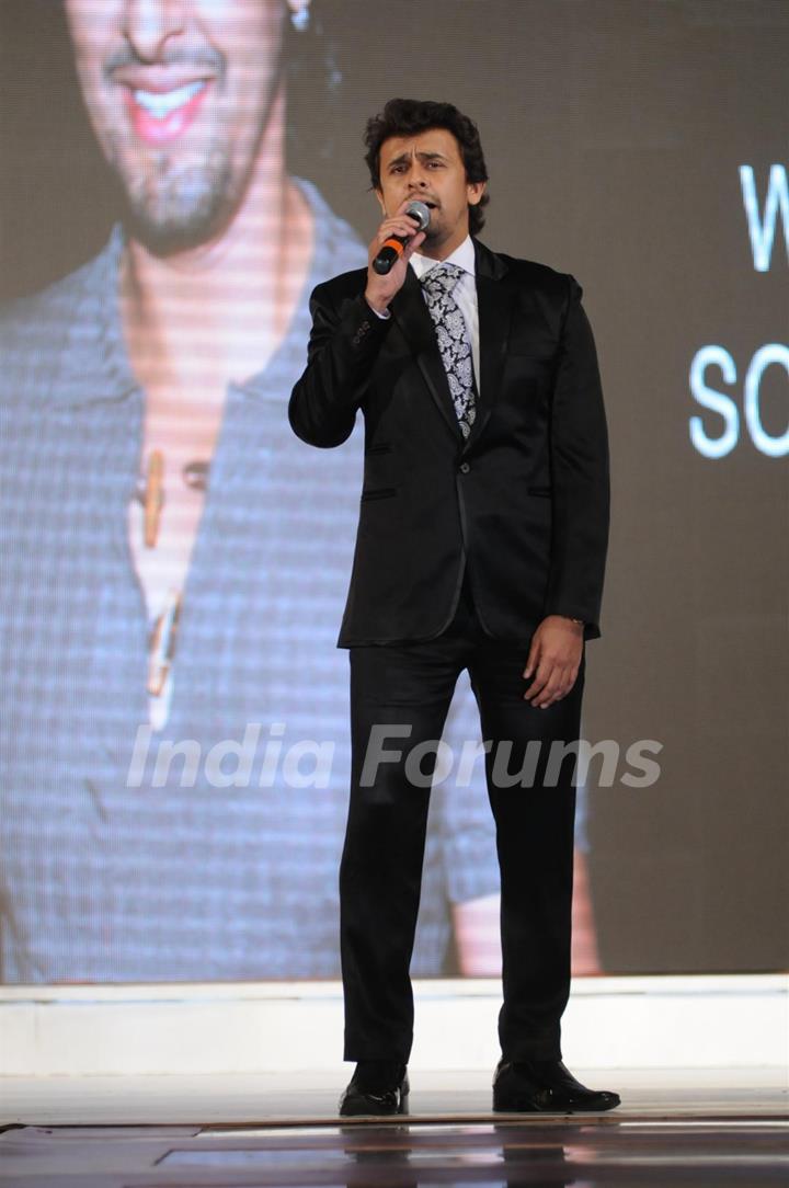 Sonu Nigam performs at the Global India 2013 awards