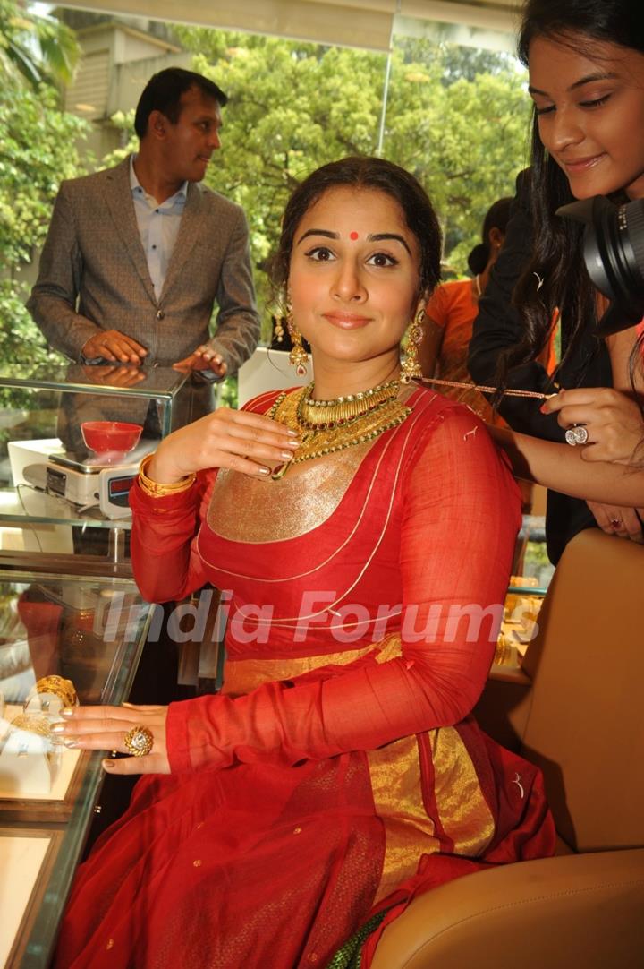 Vidya Balan tries on a jewellery piece at Ranka Jewellers Showroom