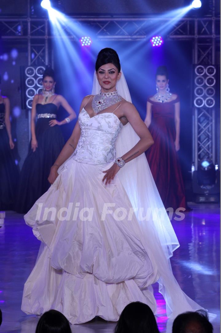 Sushmita Sen at the India Bullion And Jewellery Awards 2013