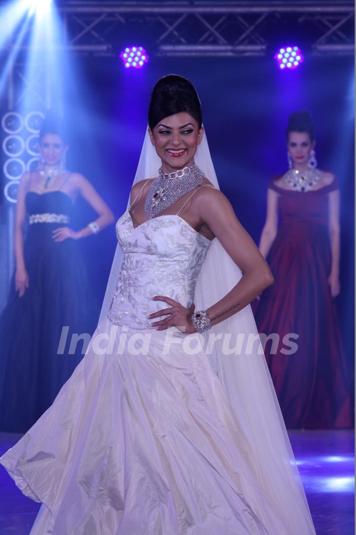 Sushmita Sen at the India Bullion And Jewellery Awards 2013