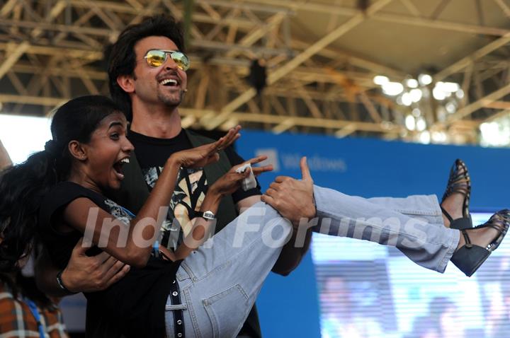 Hrihik Roshan lifts a fan at the launch of Krrish 3 game